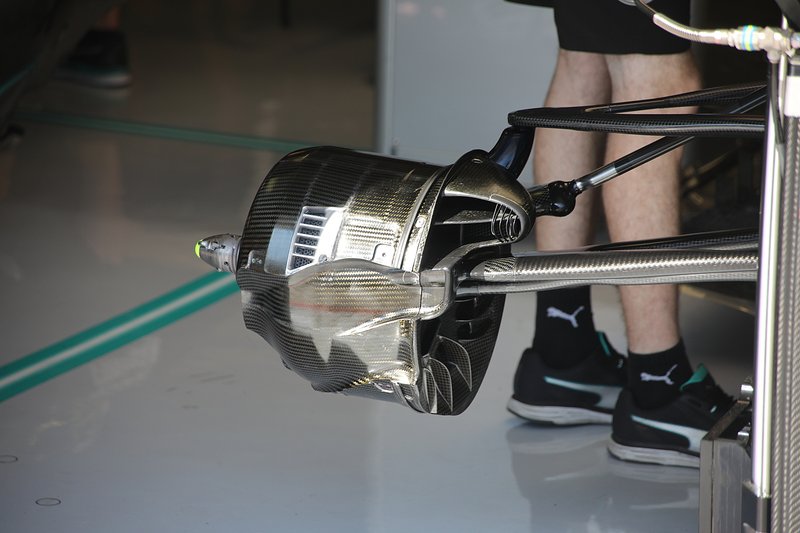 Mercedes AMG F1 W10, suspension avant et frein avant