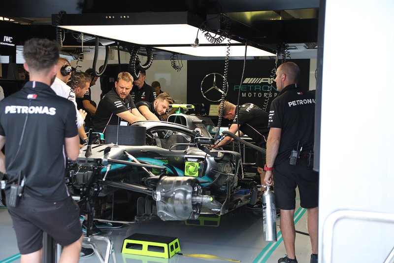 Mercedes AMG F1 W10 dans le garage