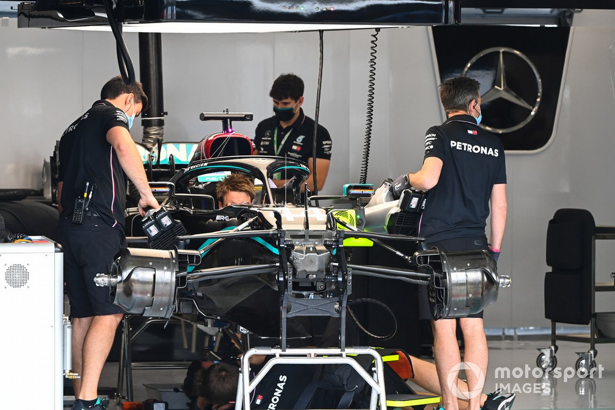 Mécaniciens Mercedes au travail dans le garage de l'équipe