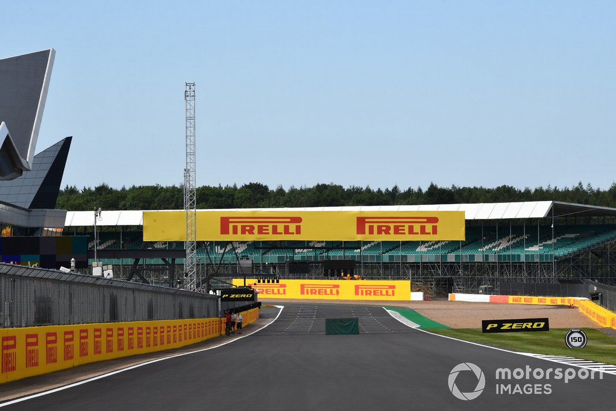 Signalisation Pirelli autour du circuit de Silverstone