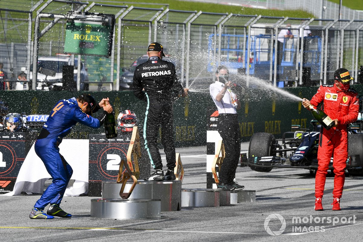 Vainqueur de la course Valtteri Bottas, Mercedes-AMG Petronas F1, deuxième place Charles Leclerc, Ferrari, troisième place Lando Norris, McLaren célèbrent sur le podium avec le champagne