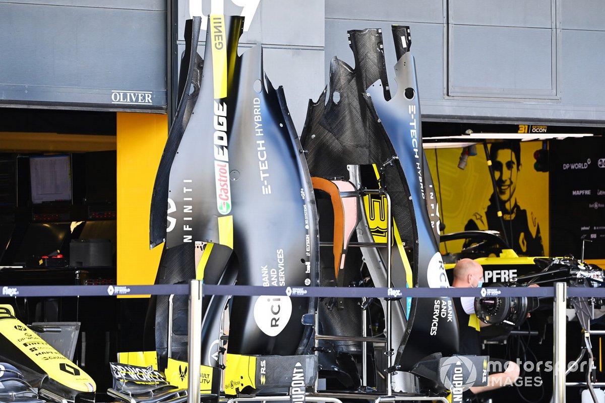 Carrosserie Renault F1 à l'extérieur du garage