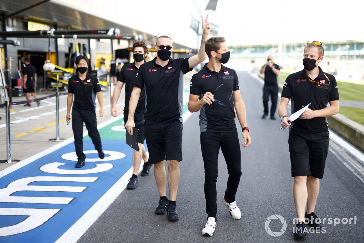 Romain Grosjean, Haas F1 et les membres de l'équipe Haas parcourent la piste