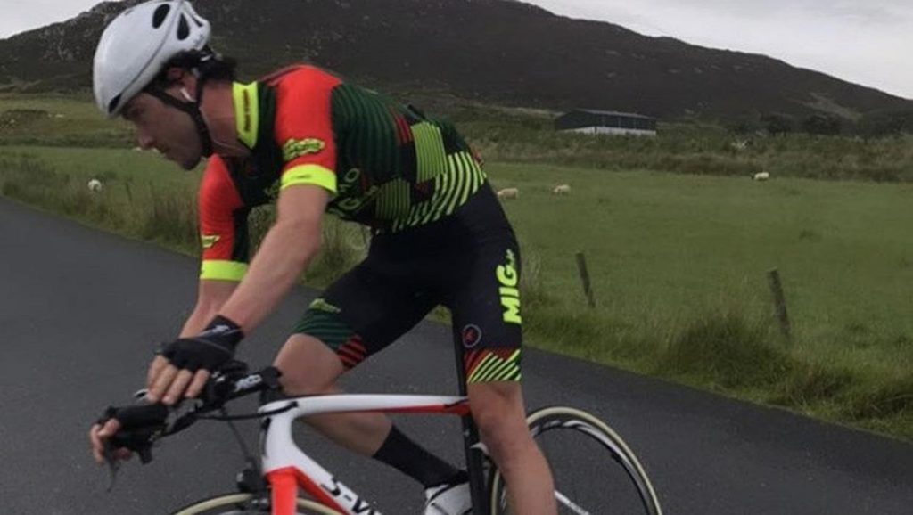 Le cycliste du Donegal Ronan McLaughlin bat le record de Contador pour grimper au sommet du monde