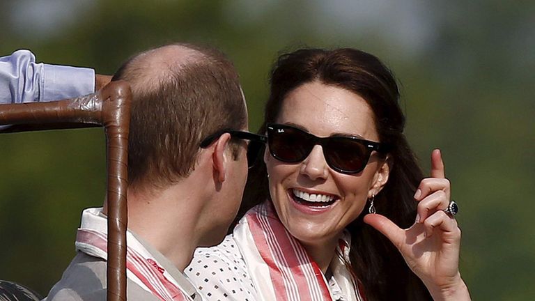 La Britannique Catherine, duchesse de Cambridge, partage un moment avec son mari, le prince William, alors qu'ils sont assis dans une jeep lors d'un safari à Kaziranga, dans l'Assam