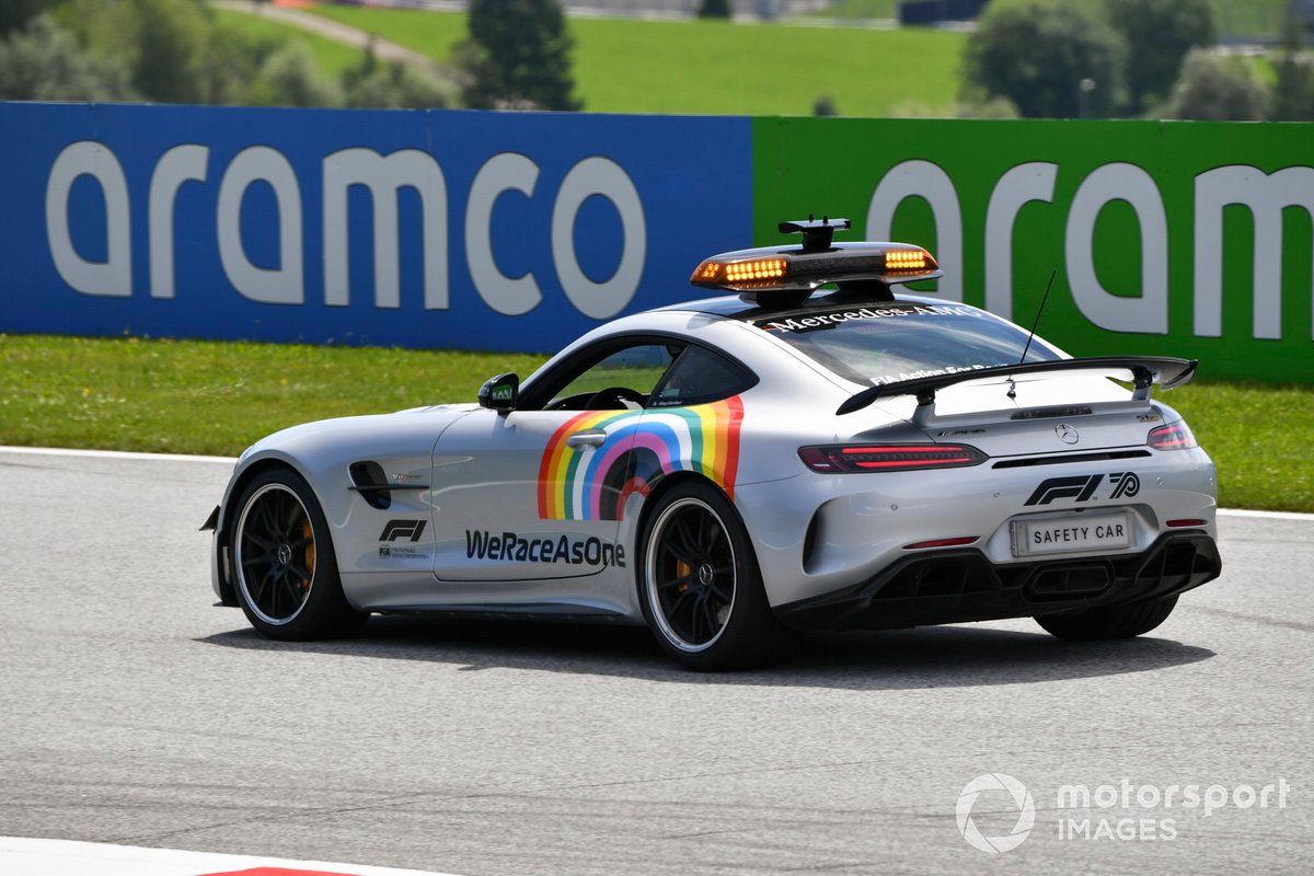 Voiture de sécurité avec le logo We Race As One