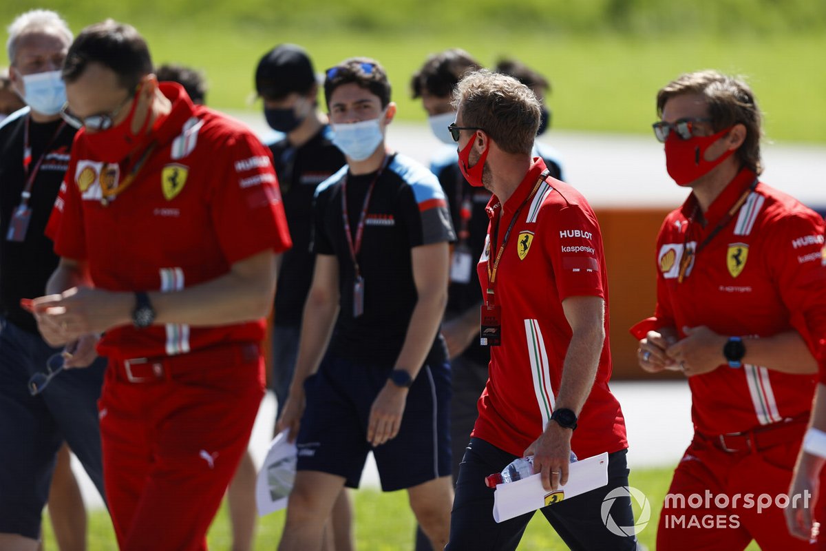 Sebastian Vettel, Ferrari regarde Matteo Nannini, Jenzer Motorsport pendant qu'il parcourt la piste