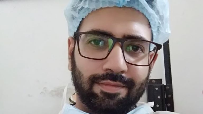 Le Dr Bhayana a été salué comme un «guerrier» pour ses efforts en première ligne de la pandémie