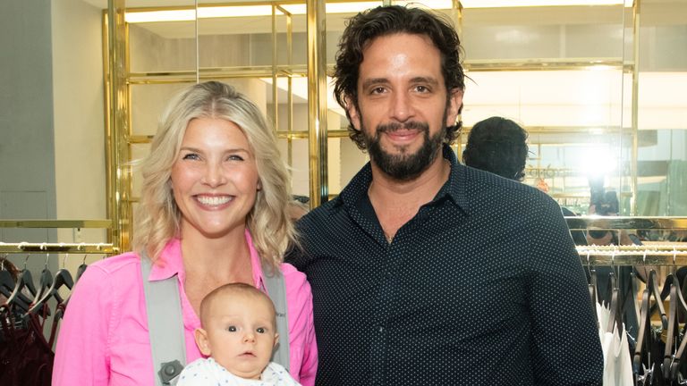 Nick Cordero et sa femme Amanda Kloots avec leur bébé Elvis l'été dernier