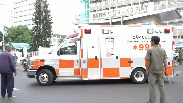Une ambulance a emmené l'homme de 42 ans à l'aéroport