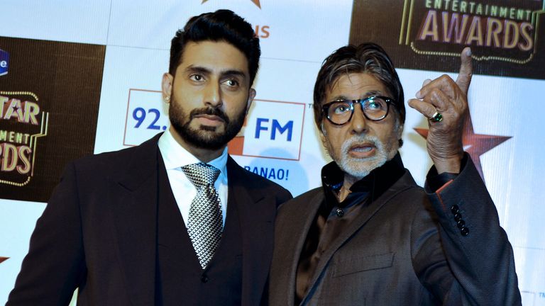Le fils d'Amitabh, Abhishek Bachchan (à gauche) a également été testé positif au COVID-19