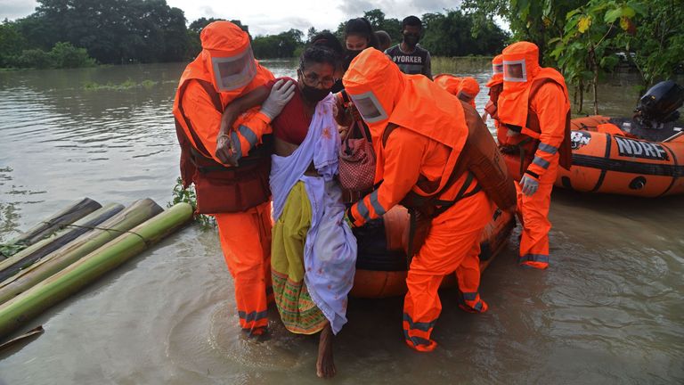 Une femme malade est sauvée des inondations à Pathsala, Assam 