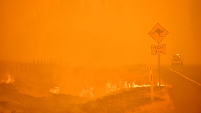Des feux de brousse brûlent près de la ville de Bumbalong au sud de Canberra le 1er février 2020. - Les autorités de Canberra le 31 janvier 2020 ont déclaré le premier état d'urgence en près de deux décennies alors qu'un feu de brousse s'abattait sur la capitale australienne.  (Photo par PETER PARKS / AFP) (Photo par PETER PARKS / AFP via Getty Images)
