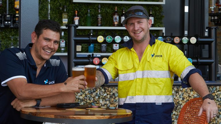 Les clients apprécient une pinte au Landmark Hotel de Darwin alors que les restrictions sont assouplies dans le Territoire du Nord en Australie