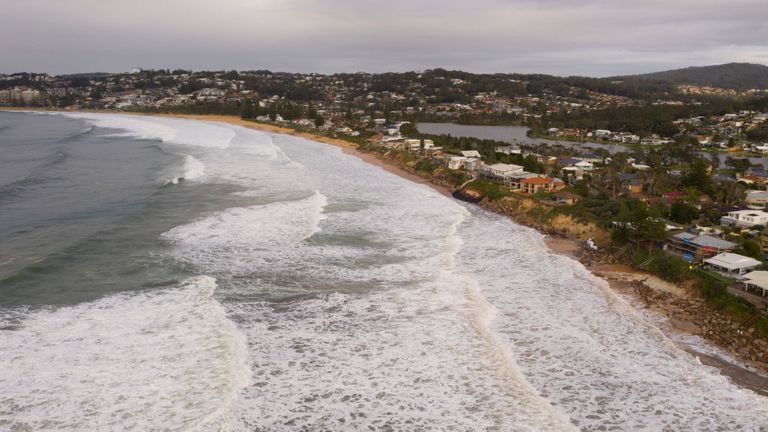 Les grosses houles ont poussé jusqu'à la plage de Wamberal sur la côte centrale de l'Australie