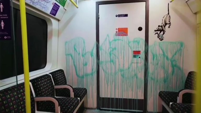 La dernière pièce du tube est un rat tenant un désinfectant pour les mains sur le mot Banksy.  Pic: Banksy