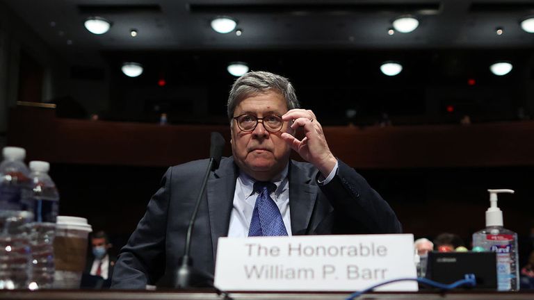 Le procureur général américain William Barr écoute un témoignage lors d'une audience très retardée 