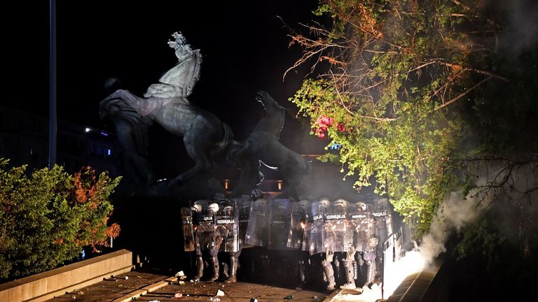 Des manifestants se heurtent à la police anti-émeute lors d'une manifestation anti-gouvernementale le 10 juillet 2020 à Belgrade, en Serbie.