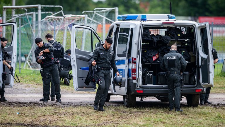 Des centaines d'agents étaient initialement impliqués dans la chasse à l'homme