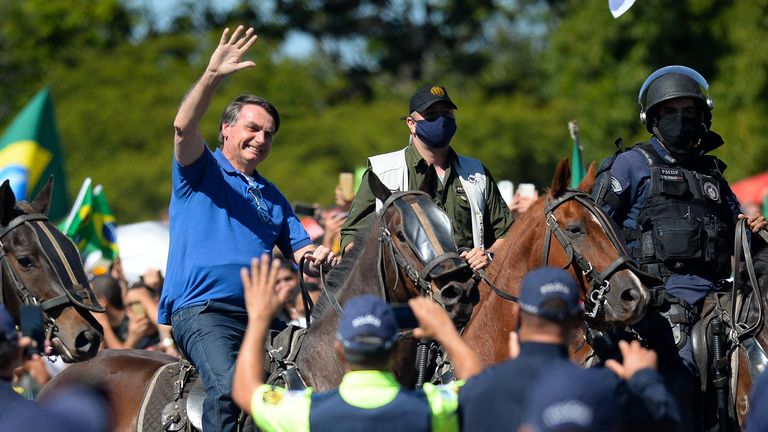 Le président brésilien Jair Bolsonaro à cheval pendant..une manifestation..en faveur de son gouvernement au milieu de la pandémie de coronavirus devant le Palais Planalto le 31 mai 2020 à Brasilia, Brésil