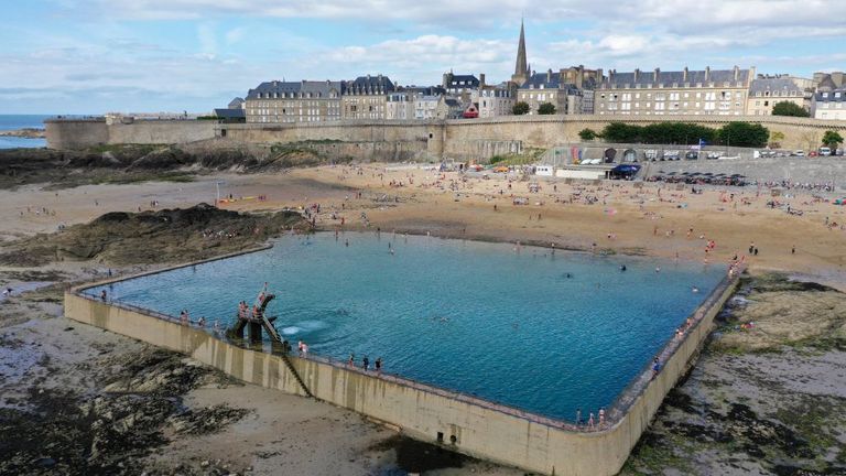 La Bretagne, qui abrite Saint-Malo, a vu un pic dans les cas de COVID-19
