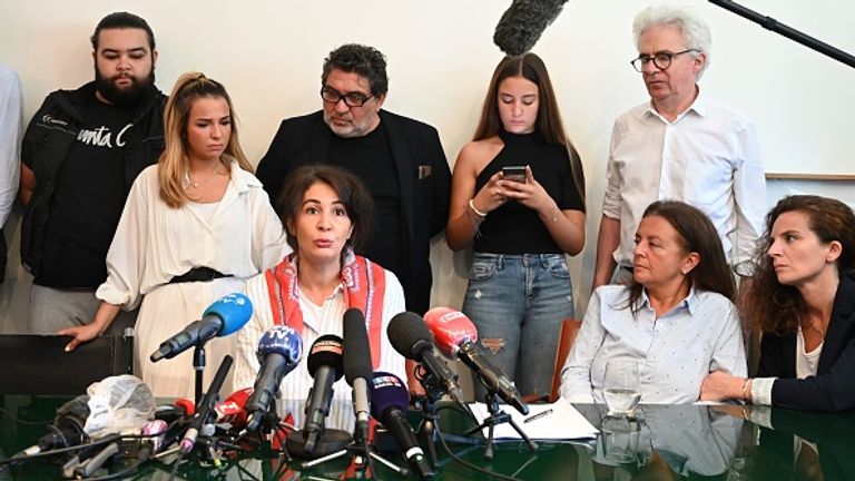 Sa veuve (au centre) lors d'une conférence de presse à Paris le mois dernier