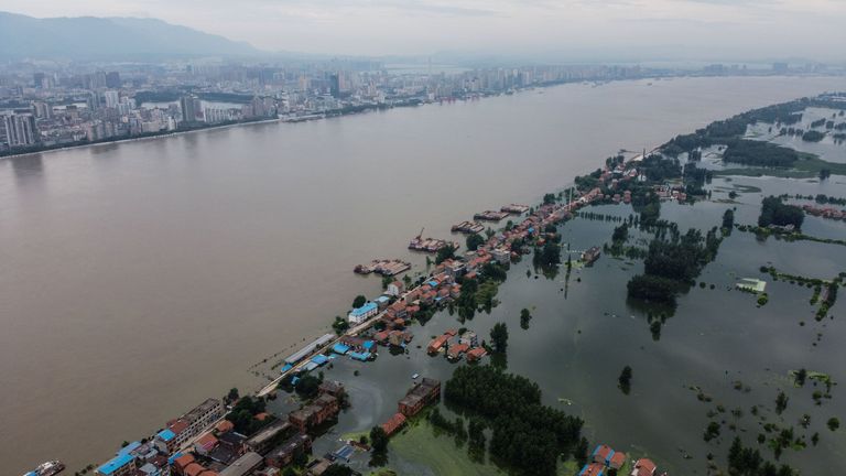 De vastes étendues de Chine ont été inondées par les pires inondations depuis des décennies le long du fleuve Yangtze