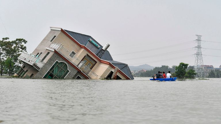 Une maison bascule en raison des inondations dans la province centrale du Jiangxi en Chine