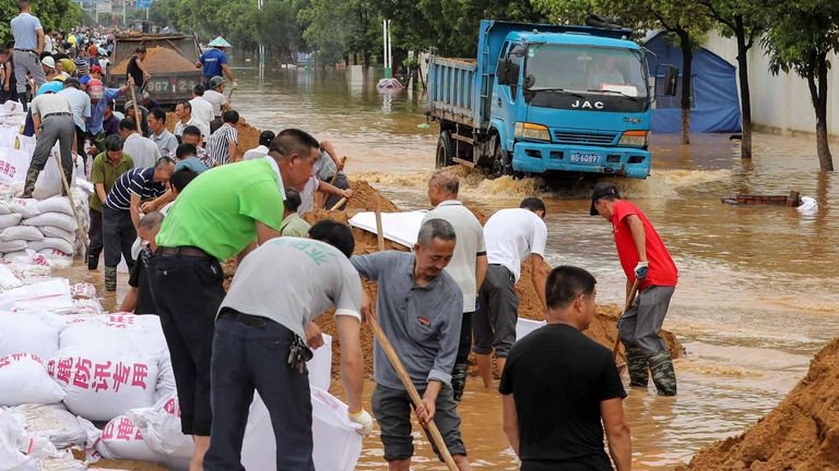 Les résidents ont mis en place des défenses de fortune contre les inondations