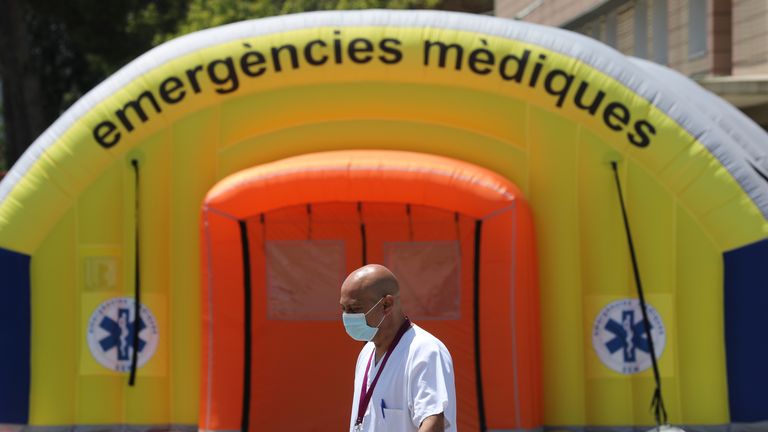 Un agent de santé dans la ville espagnole de Lleida, qui est de nouveau enfermé