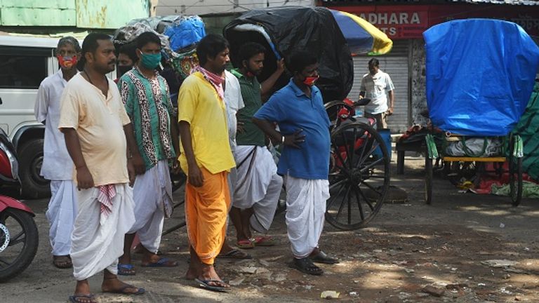 Des millions de personnes en difficulté dans des pays à revenu intermédiaire comme l'Inde ont également été repoussées, selon Oxfam