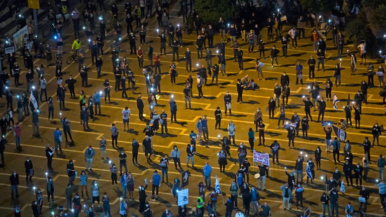 TEL AVIV, ISRAEL - 19 avril: des Israéliens allument des lampes de poche alors qu'ils protestent lors d'un rassemblement sur la place Rabin le 19 avril 2020 à Tel Aviv, Israël.  Des milliers d'Israéliens se réunissent lors d'un rassemblement anti-corruption soumis à des restrictions sur les coronavirus, dénonçant les pourparlers de gouvernement d'unité proposés entre le Premier ministre israélien Benjamin Netanyahu et le chef du Parti bleu et blanc Benny Gantz.  (Photo par Amir Levy / Getty Images)