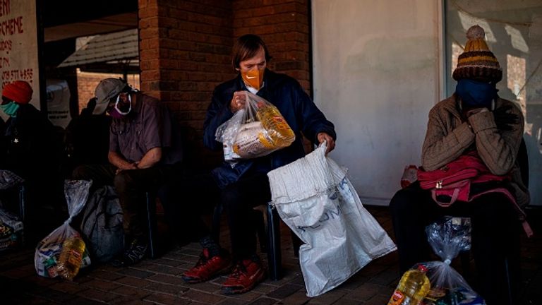 Les gens attendent dans un service de banque alimentaire dans la province de Gauteng, Afrique du Sud