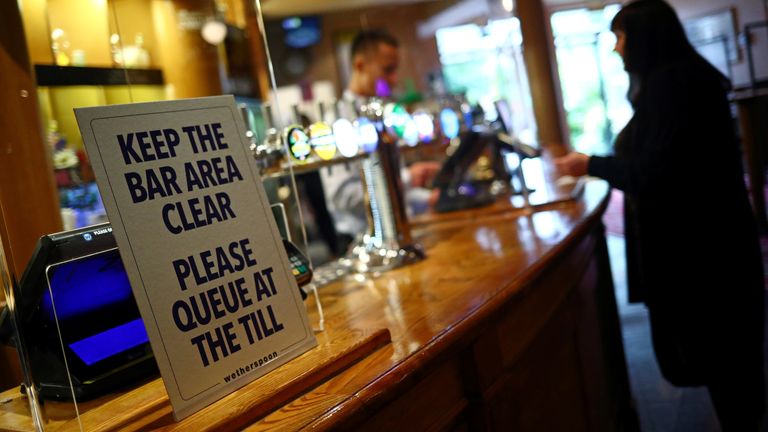 Un panneau est photographié au pub Holland Tringham Wetherspoons après sa réouverture à la suite de l'épidémie de maladie à coronavirus (COVID-19), à Londres, en Grande-Bretagne, le 4 juillet 2020. REUTERS / Hannah McKay