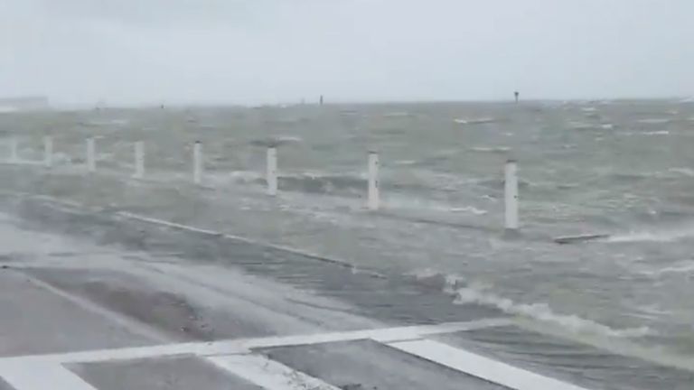 Une onde de tempête gonfle dans la baie de Corpus Christi à l'approche de l'ouragan Hanna