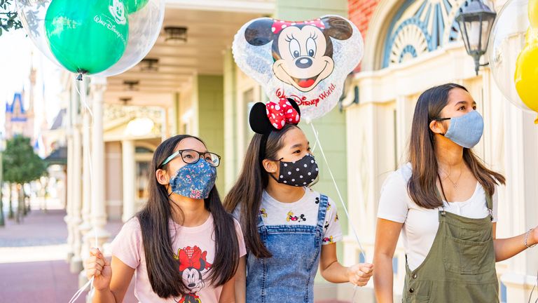 Les masques et les contrôles de température sont la nouvelle norme