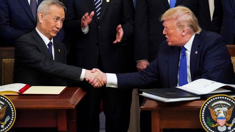 Le vice-Premier ministre chinois Liu He et le président américain Donald Trump se serrent la main après avoir signé la 