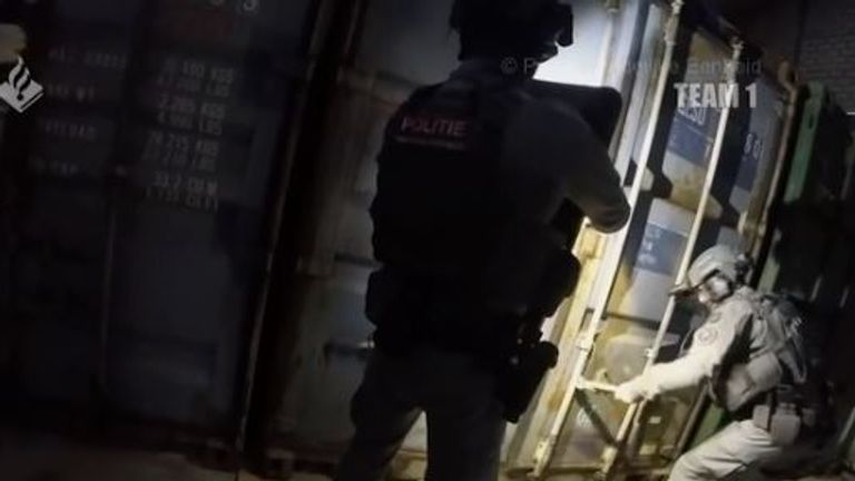 La police néerlandaise dit avoir arrêté six hommes après avoir découvert des conteneurs maritimes qui avaient été convertis en une prison de fortune et une «chambre de torture» insonorisée