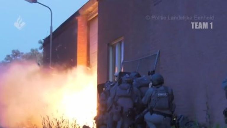 La police néerlandaise dit avoir arrêté six hommes après avoir découvert des conteneurs maritimes qui avaient été convertis en une prison de fortune et une «chambre de torture» insonorisée