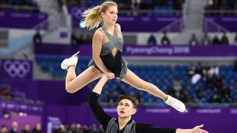 Ekaterina Alexandrovskaya et Harley Windsor d'Australie s'affrontent au cours du programme court de patinage en couple au cinquième jour des Jeux Olympiques d'hiver de PyeongChang 2018 