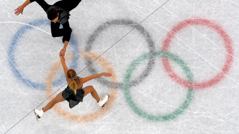 Patinage artistique - Jeux Olympiques d'hiver de Pyeongchang 2018 - Concours de programme court de patinage en couple - Gangneung Ice Arena - Gangneung, Corée du Sud - 14 février 2018 - Ekaterina Alexandrovskaya et Harley Windsor d'Australie en action.  REUTERS / Damir Sagolj