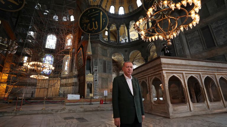 Le président Erdogan se tient dans la mosquée Hagia Sophia récemment reconvertie Pic: Bureau de presse présidentiel turc