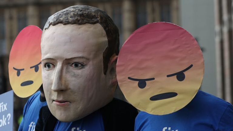 Des manifestants appellent à réparer Facebook