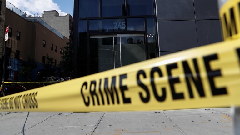 Une bande de scènes de crime de NYPD bloque l'entrée du 265 Houston Street, où Fahim Saleh, co-fondateur / PDG de Gokada, a été retrouvé mort dans l'immeuble à New York, New York, États-Unis, le 15 juillet 2020. REUTERS / Shannon Stapleton