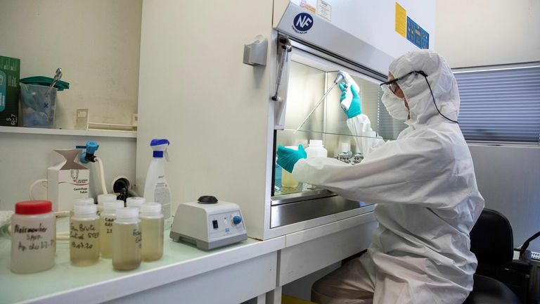 Un technicien de laboratoire traite des échantillons d'eaux usées à Ivry-sur-Seine 