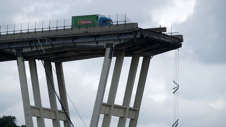 Cette photo d'un camion solitaire près du précipice est apparue dans les reportages du monde entier