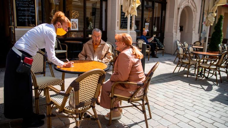 Dîner en plein air dans un café à Schwerin, nord-est de l'Allemagne