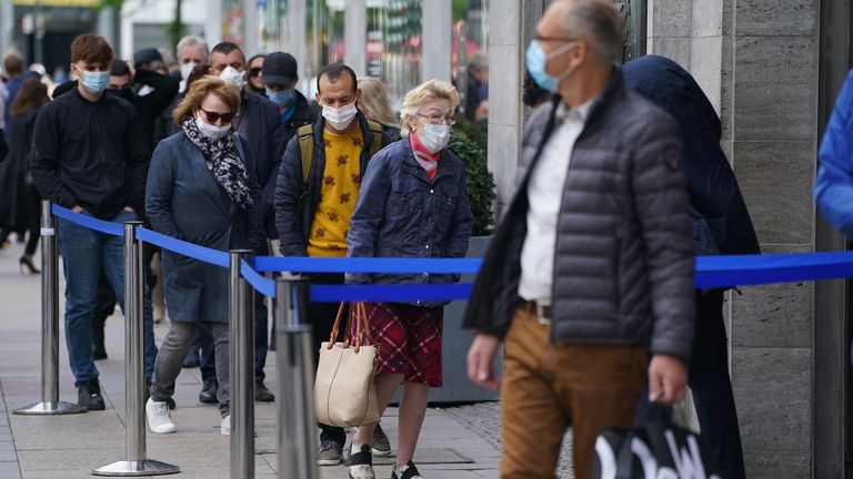 Les acheteurs sortent à Berlin alors que l'Allemagne lève soigneusement son verrouillage