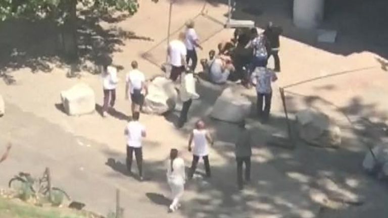 Une foule rassemblée ci-dessous pour attraper les garçons
