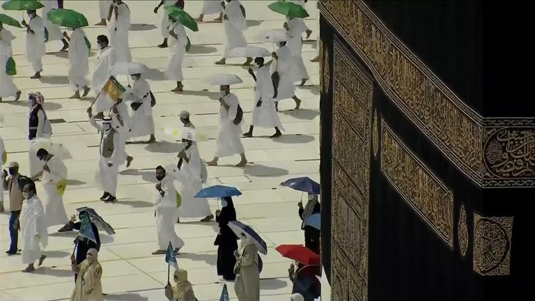 Des pèlerins portant des masques faciaux et se déplaçant en petits groupes se promènent autour de la Kaaba, le site le plus sacré de La Mecque
